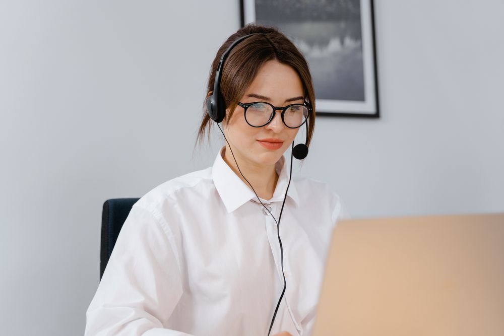 Symbolbild: Kundenbetreuung per Headset und Laptop